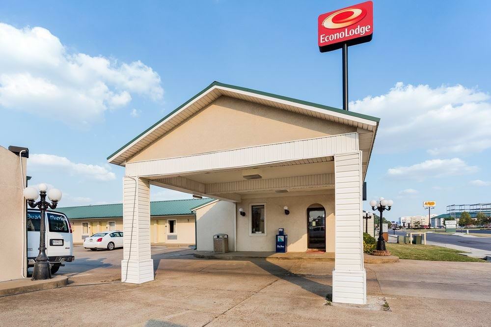 Ultimate List of Best Cheap Hostels for Backpackers in Jonesboro, Arkansas, Econo Lodge jonesboro