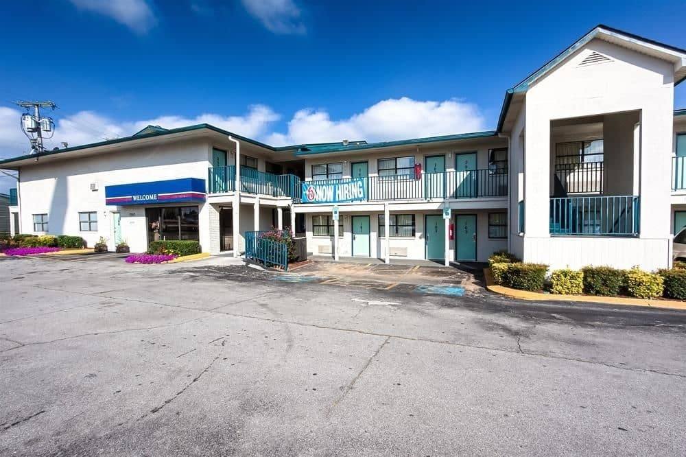 Ultimate List of Best Cheap Hostels for Backpackers in Chattanooga, Tennessee, Motel 6 Chattanooga East