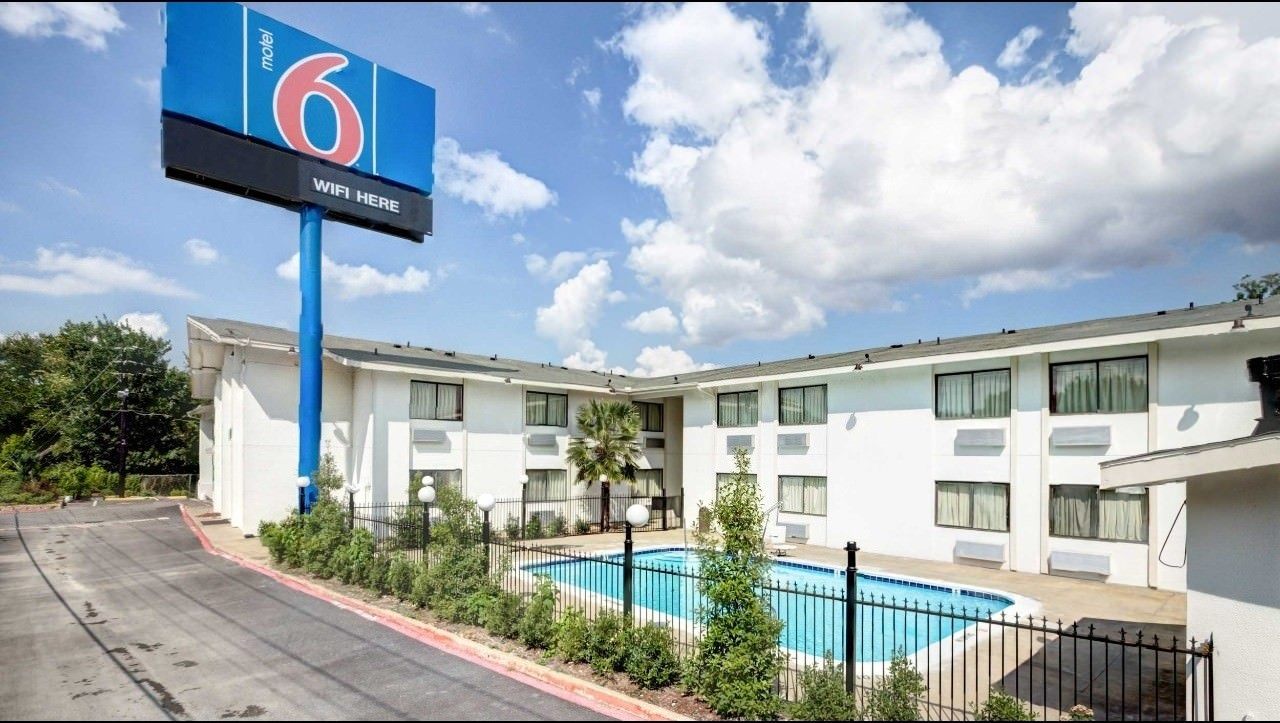 Ultimate List of Best Cheap Hostels for Backpackers in Dallas, Texas, Motel 6 Dallas - South