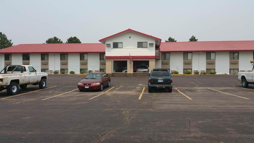 Ultimate List of Best Cheap Hostels for Backpackers in Mitchell, South Dakota, Rodeway Inn Mitchell