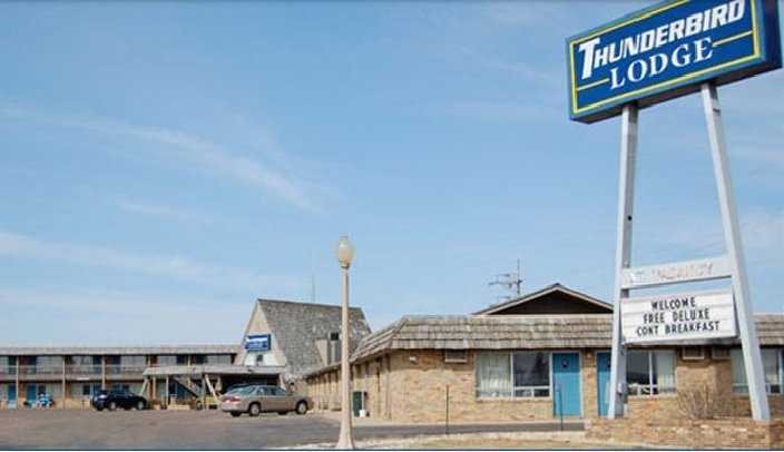 Ultimate List of Best Cheap Hostels for Backpackers in Mitchell, South Dakota, Thunderbird Lodge