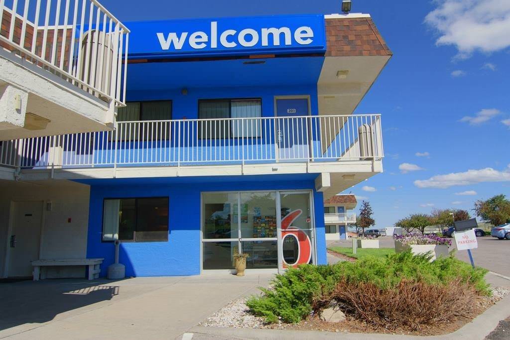 Ultimate List of Best Cheap Hostels for Backpackers in Rapid City , South Dakota, Motel 6 Rapid City