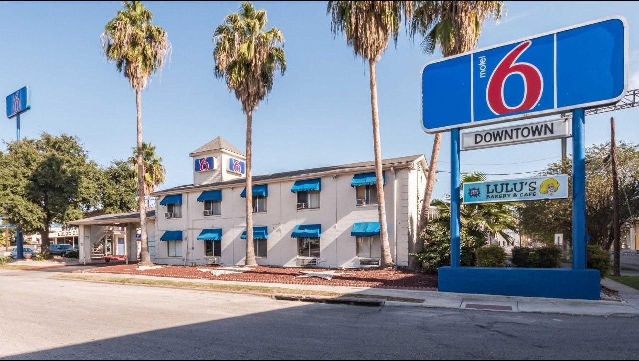 Ultimate List of Best Cheap Hostels for Backpackers in San Antonio, Texas, Motel 6 San Antonio Downtown - Riverwalk