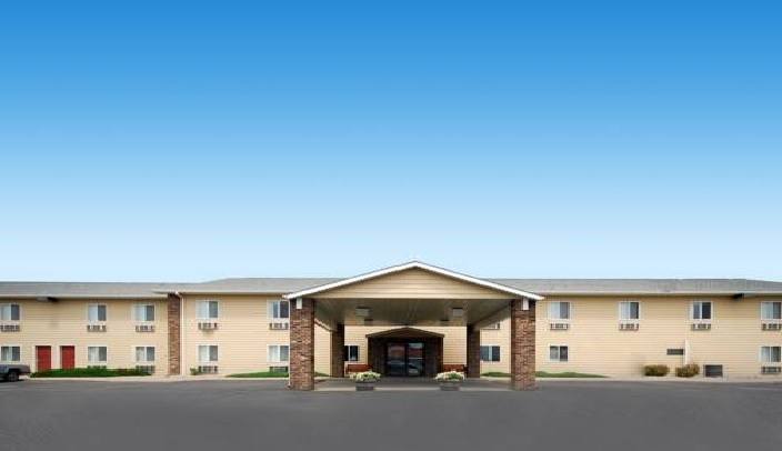 Ultimate List of Best Cheap Hostels for Backpackers in Watertown, South Dakota, Quality Inn and Suites Watertown